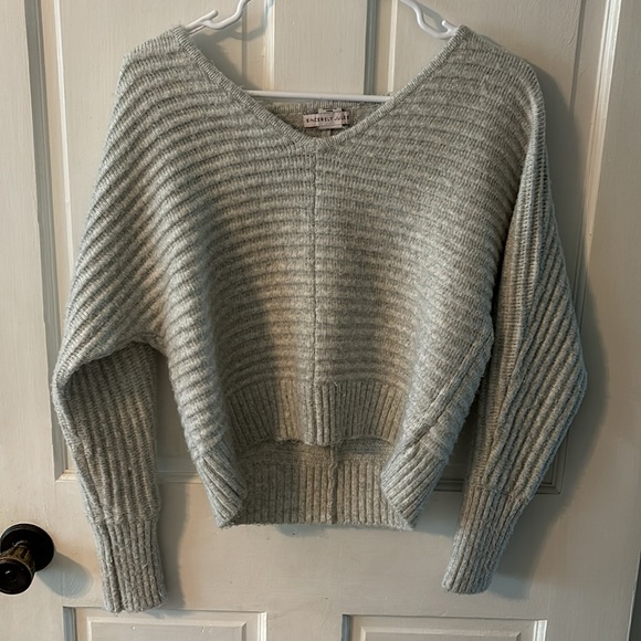 BUNDLE OF SWEATERS - Picture 5 of 13